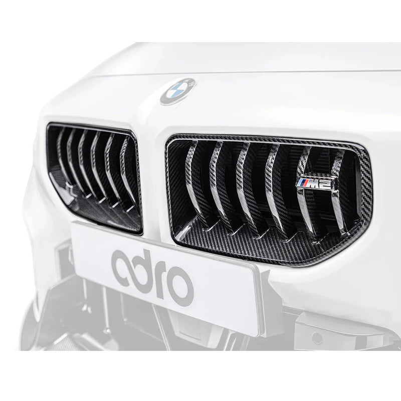 ADRO BMW G87 M2 Carbon Fiber Grille Vertikal — frontperspektiv