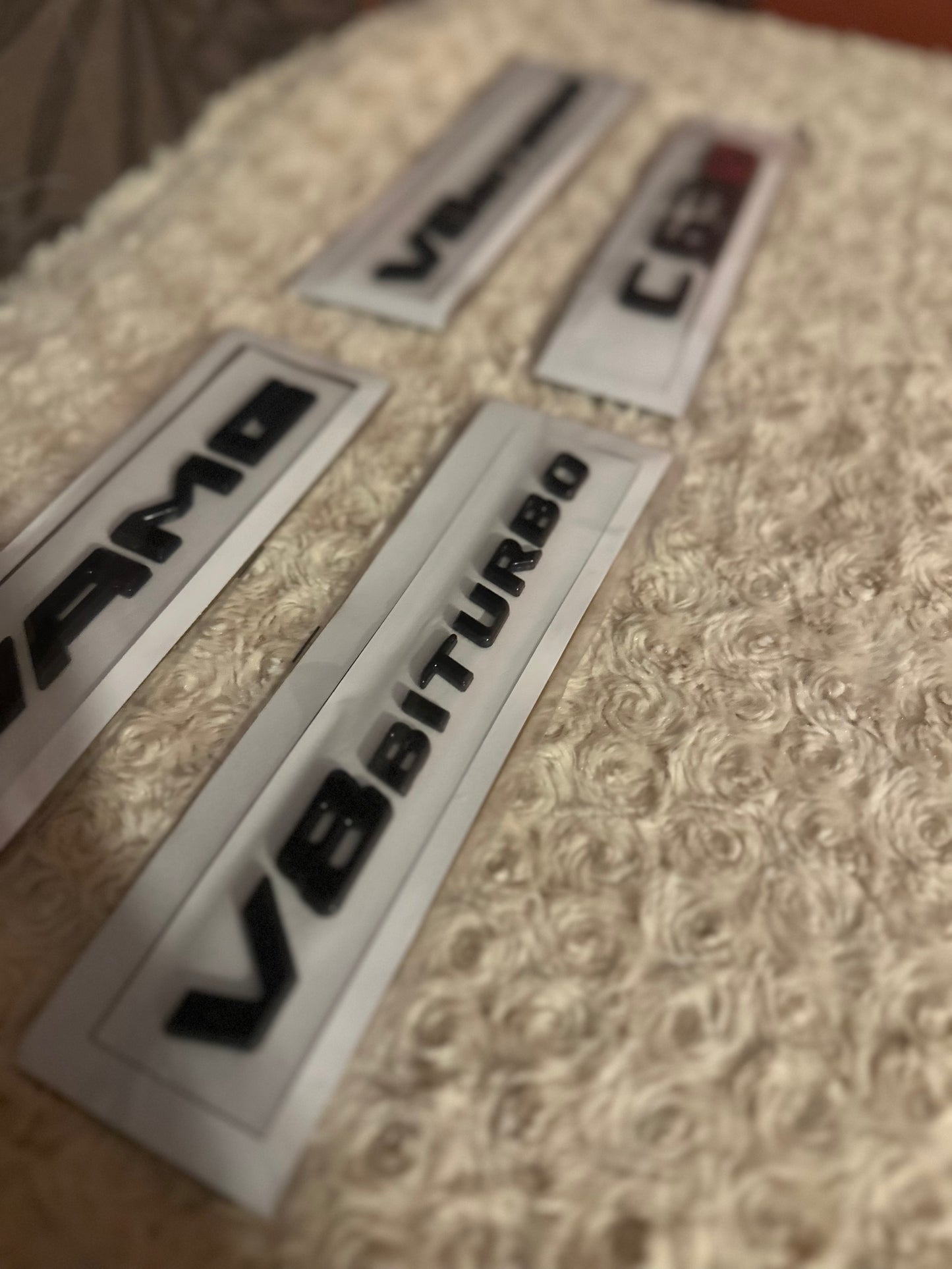 Svart AMG Emblem Sett – C63S / V8 BITURBO – Komplett Kit