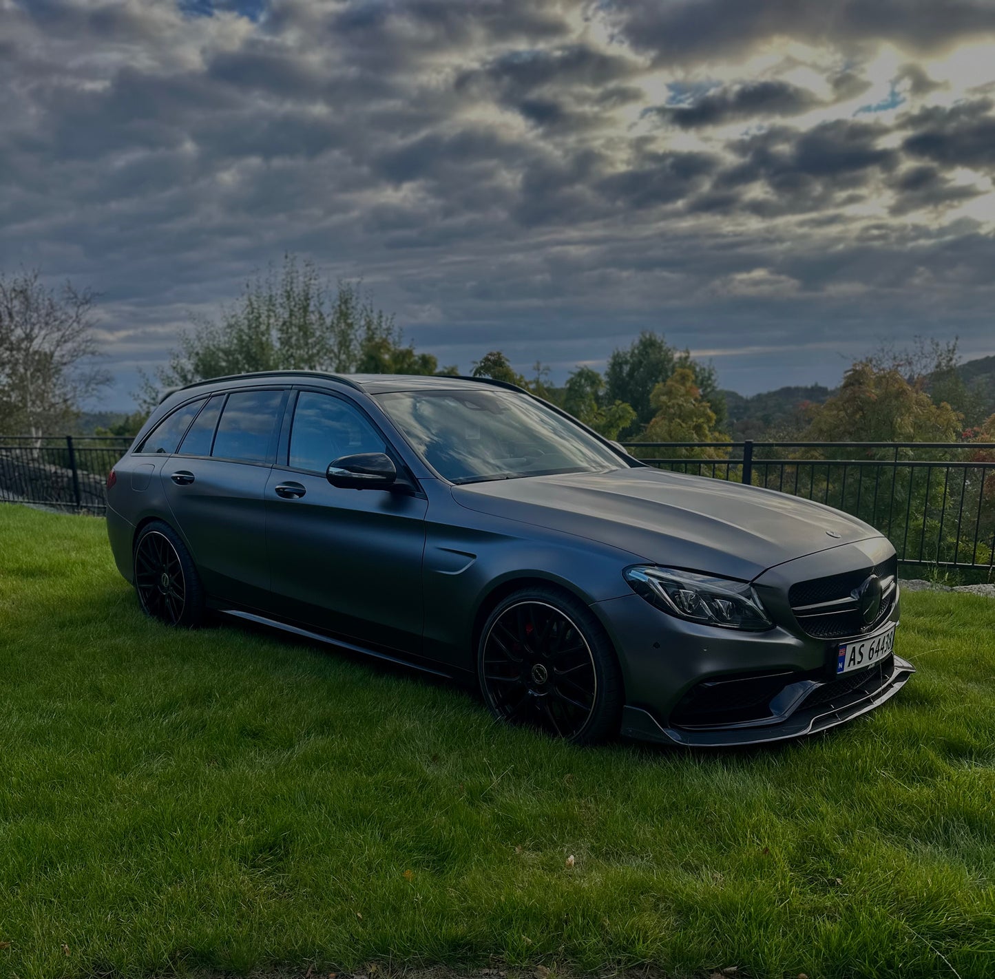 KONG Carbon B Style Frontleppe – Mercedes-AMG C63 W205 Sedan/Stasjonsvogn (2015–2021)