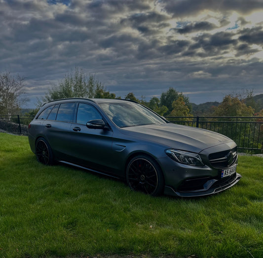 Vi folierer vår C63s AMG – og tester nye karbon -deler for nettbutikken