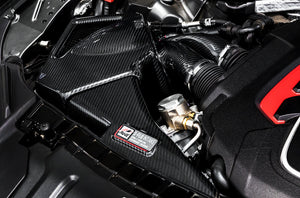AWE S-FLO Carbon Intake C7 S6 — detalj carbon airbox og turboinntaket