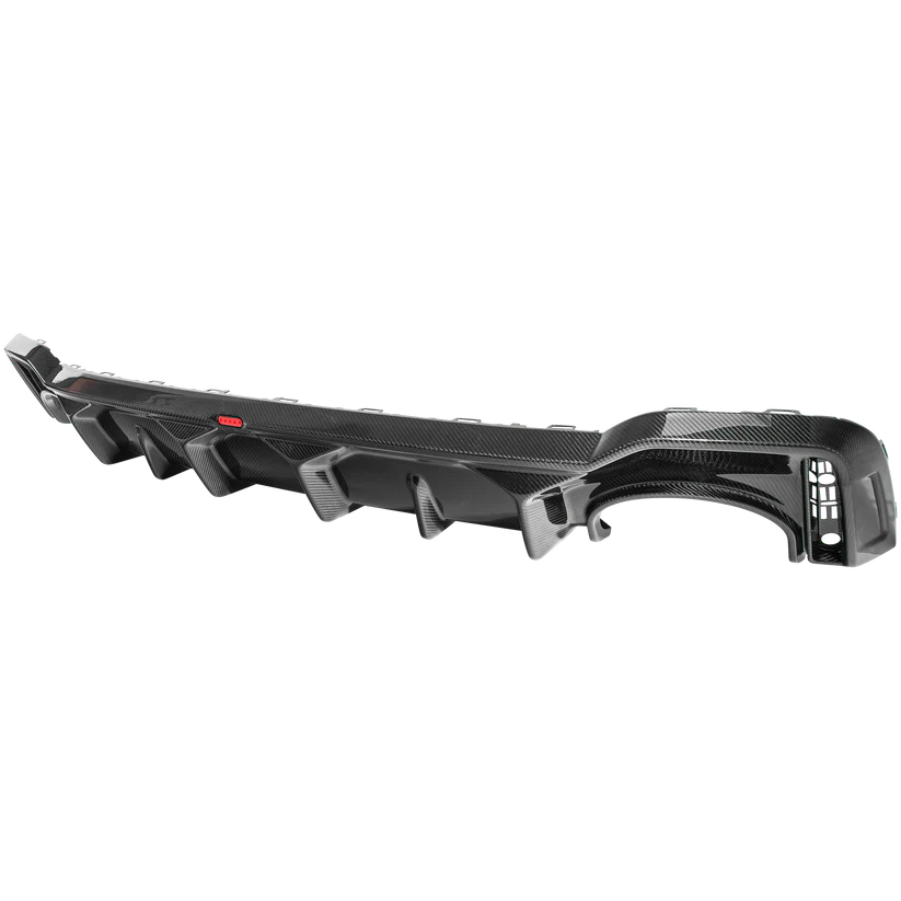 Audi C8 RS6 / RS7 diffuser – Visual Carbon med URBAN-emblem KONG PERFORMANCE