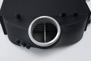 CSF F8X S55 Charge Air Cooler — installert sidevinkel