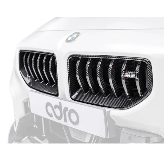 ADRO BMW G87 M2 Carbon Fiber Grille Vertikal — frontperspektiv