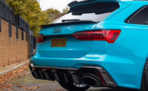 Audi C8 RS6 / RS7 diffuser – Visual Carbon med URBAN-emblem KONG PERFORMANCE