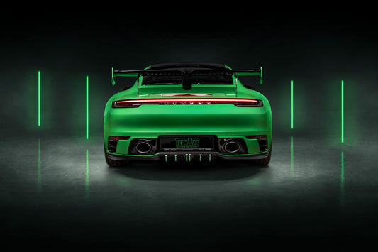 Techart Porsche 992 Carrera Rear Spoiler II PU — python green/sort bakperspektiv