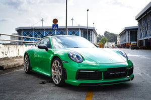 Techart Porsche 992.1 Carrera 4S Front Spoiler I PU — python green/sort frontperspektiv
