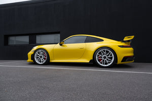 Techart Porsche 992.1 Carrera GTS Sideskjørt — racing yellow bakperspektiv