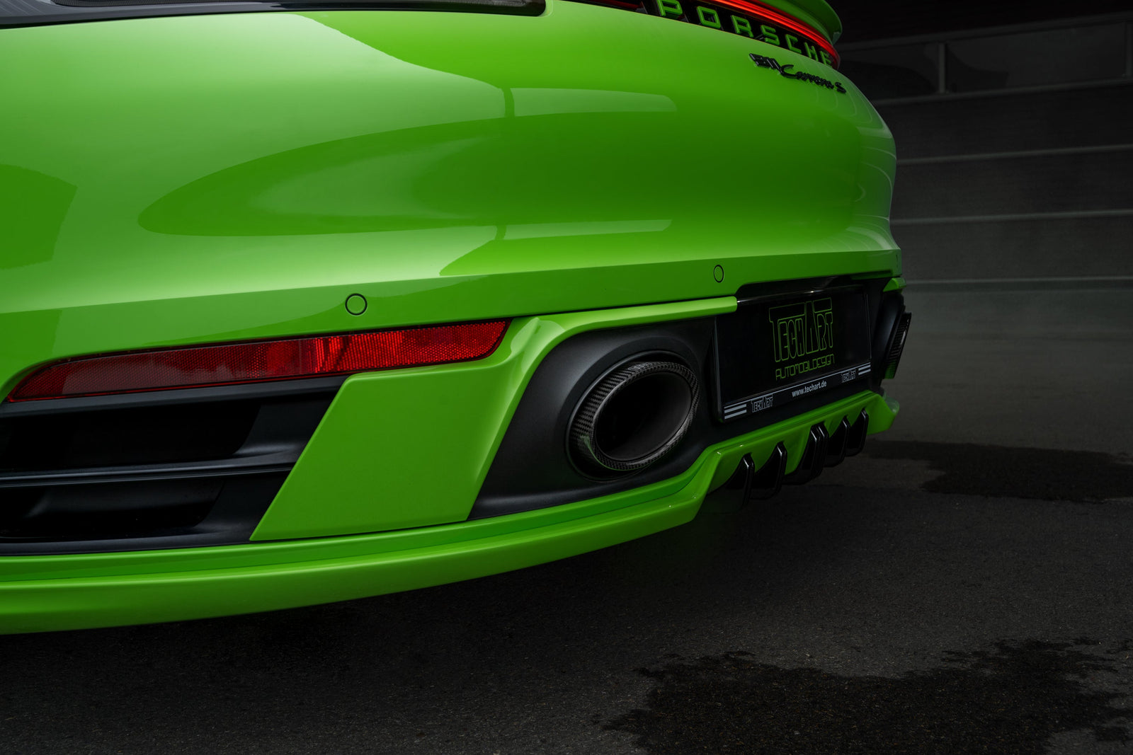 Techart Porsche 992.1 Carrera S Aero Wings — lizard green/sort bakperspektiv