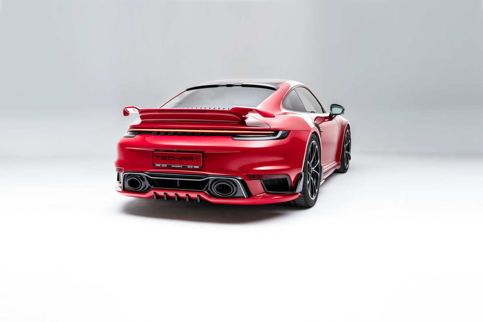 Techart Porsche 992 Turbo S Coupé Rear Spoiler I Carbon — rød/sort frontperspektiv