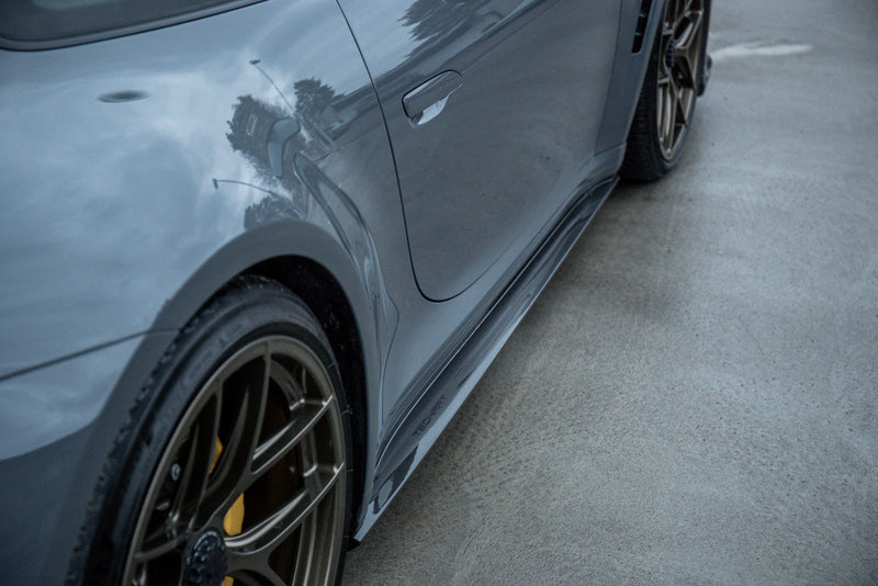 Techart Porsche 992 GT3 Touring Side Skirts Carbon — frontvinkelperspektiv