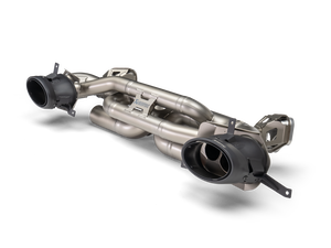 Akrapovic Porsche 911 992.2 Slip-On Titan — bakvinkel svarte titaniumtupper