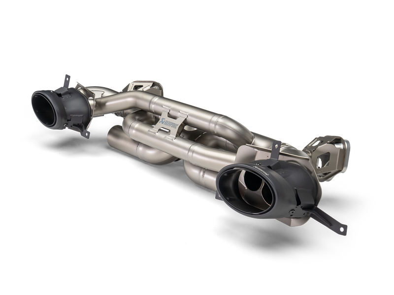 Akrapovic Porsche 911 992.2 Slip-On Titan — bakvinkel svarte titaniumtupper
