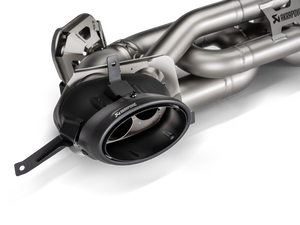 Akrapovic 911 992.2 Slip-On — detalj lasergraverte logoer